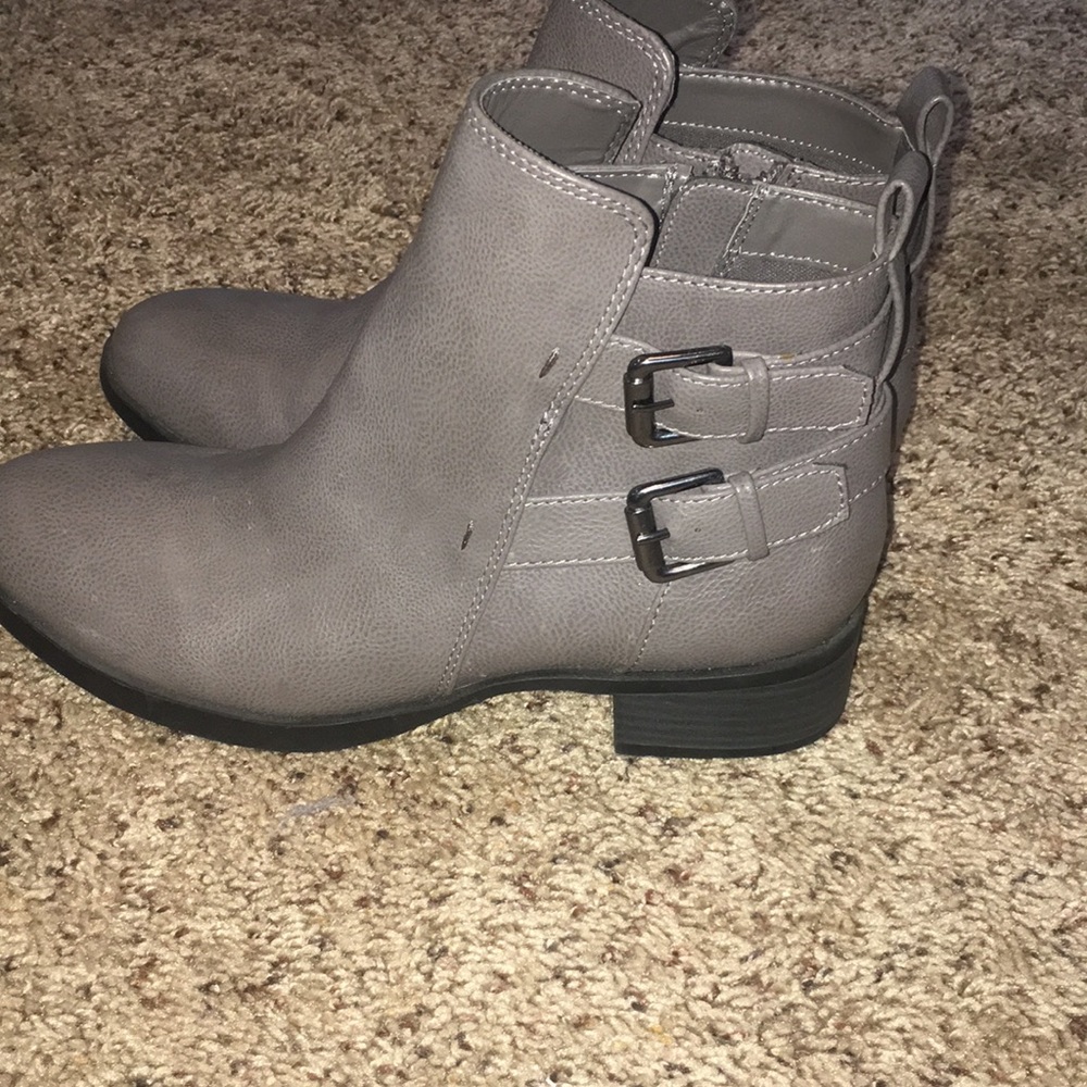 Grey old Navy bootie size 8